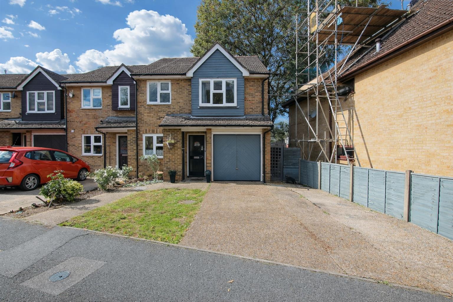 3 bed property in Sandy Lane North, Wallington